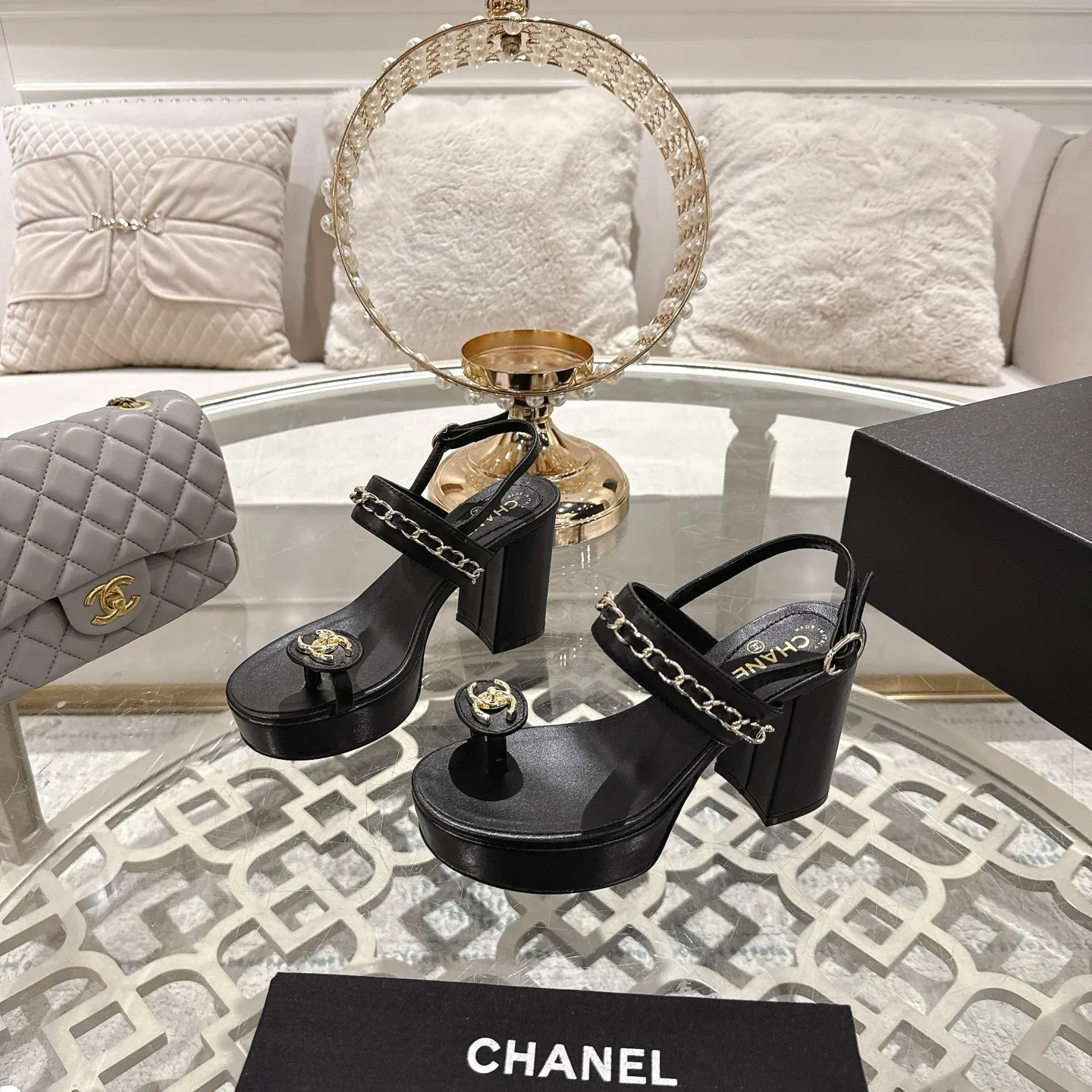 👟👟Ex-factory price 560👟👟Chanel Xiaoxiang 2025ss spring and summer latest high-heeled bucket catwalk fashion chain decoration top quality! Accurate to 1:1, light luxury without tiring the feet, the upper feet can be matched with spring and summer clothes at will, highlighting the texture and taste, simple yet luxurious appearance, even if it is just a pair of sandals, it is definitely a must-have pair in the summer shoe cabinet. Upper: imported lambskin. Lining: imported sheepskin lining. Outsole: Italian leather outsole. Heel height: 10.5cm. Size: 35-40 (40.41.42 custom-made, non-returnable)